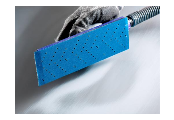 Rollo de hoja abrasiva azul 3M™ Hookit™ con múltiples orificios